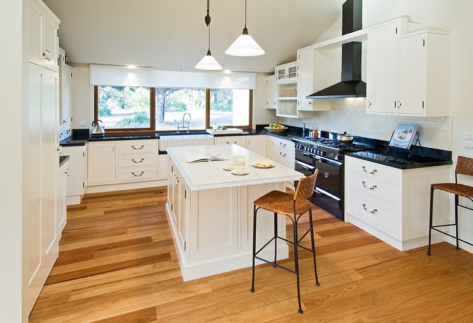 Elegant English-style Shepparton kitchen